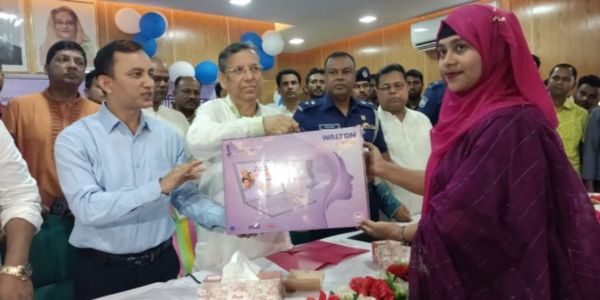 ব্রাহ্মণবাড়িয়ায় ল্যাপটপ পেলেন ৮০ নারী উদ্যোক্তা