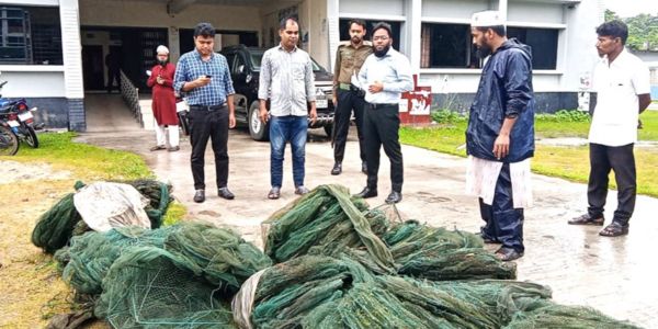 নিজ হাতে চায়না দুয়ারী জাল জব্দ করলেন মৎস্য মন্ত্রী