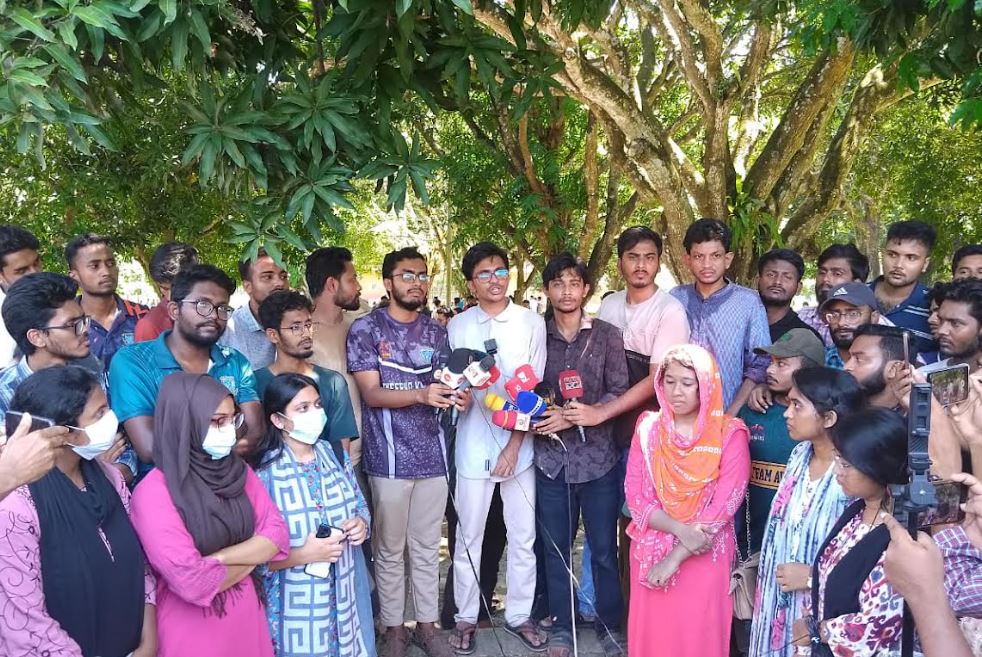 বাকৃবিতে ভিসিকে ক্ষমা চাইতে বললেন শিক্ষার্থীরা, ভিসি বললেন ‘কোন অন্যায় করিনি’