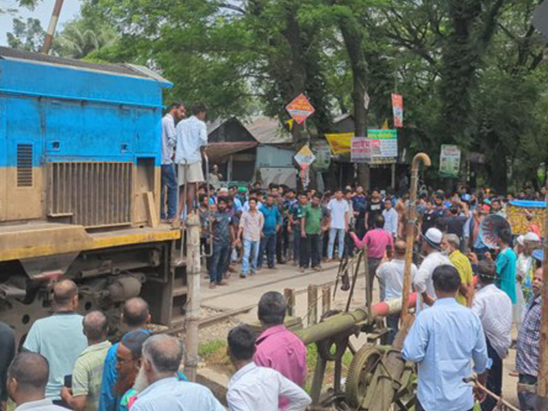 বাংলা ব্লকেডে বাকৃবিতে আবারও রেলপথ অবরোধ