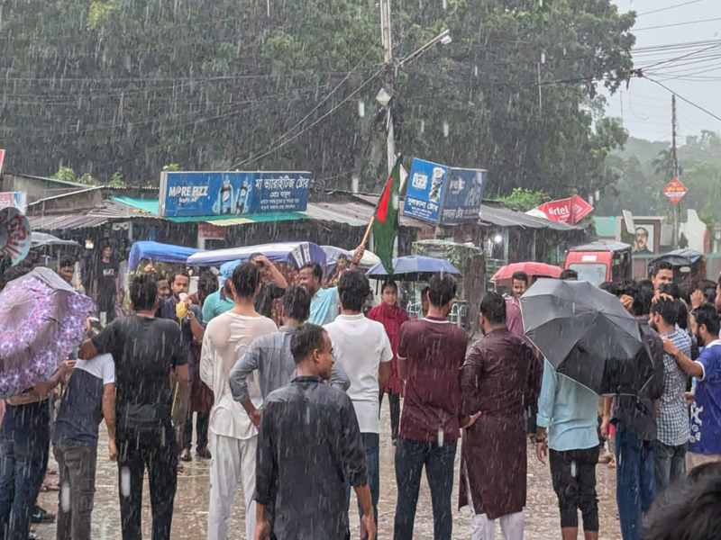 বৃষ্টি উপেক্ষা করে বাকৃবিতে শিক্ষার্থীদের বিক্ষোভ