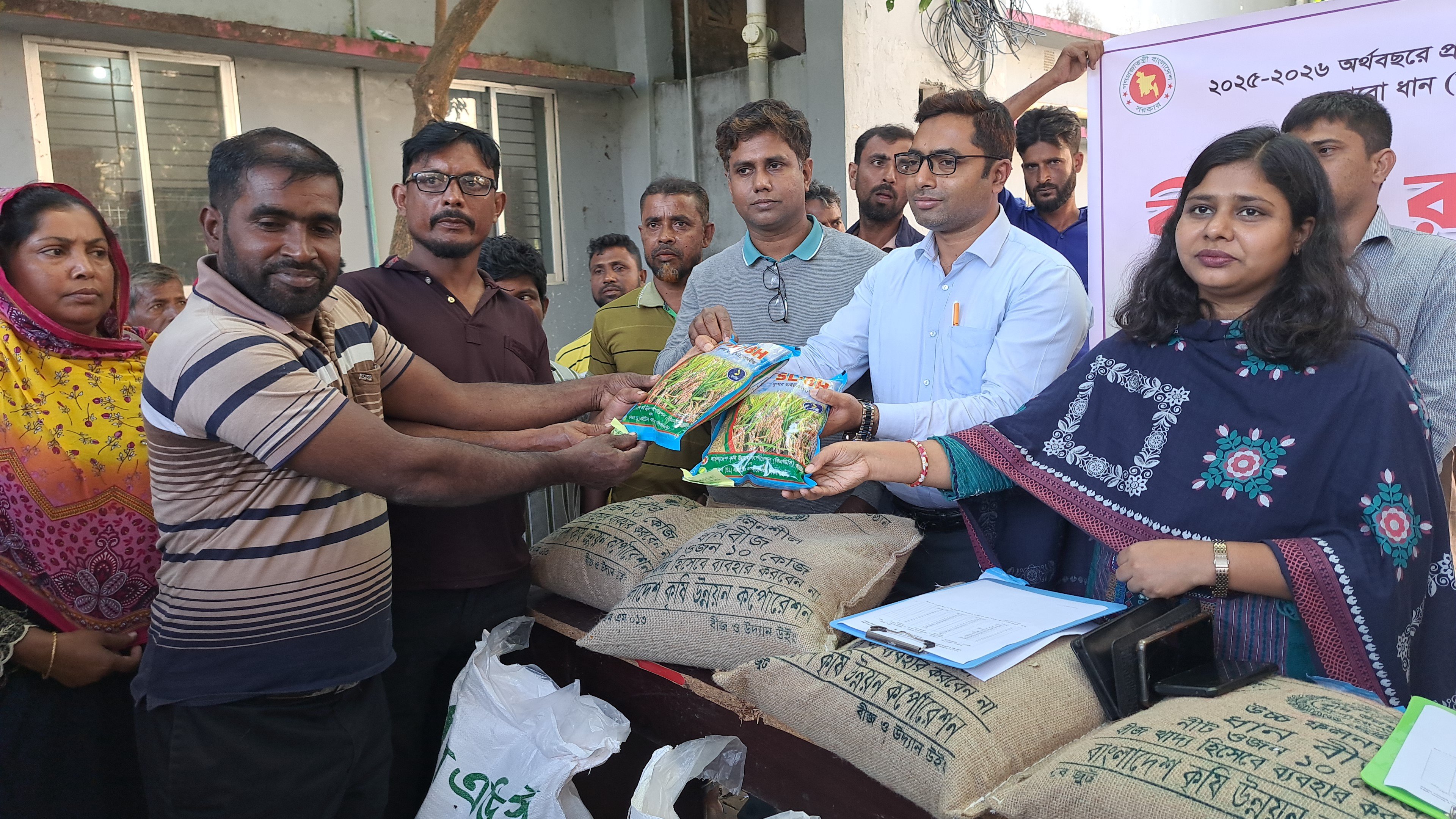 নড়াইলে কৃষকদের বিনামূল্যে বীজ ও সার বিতরণ