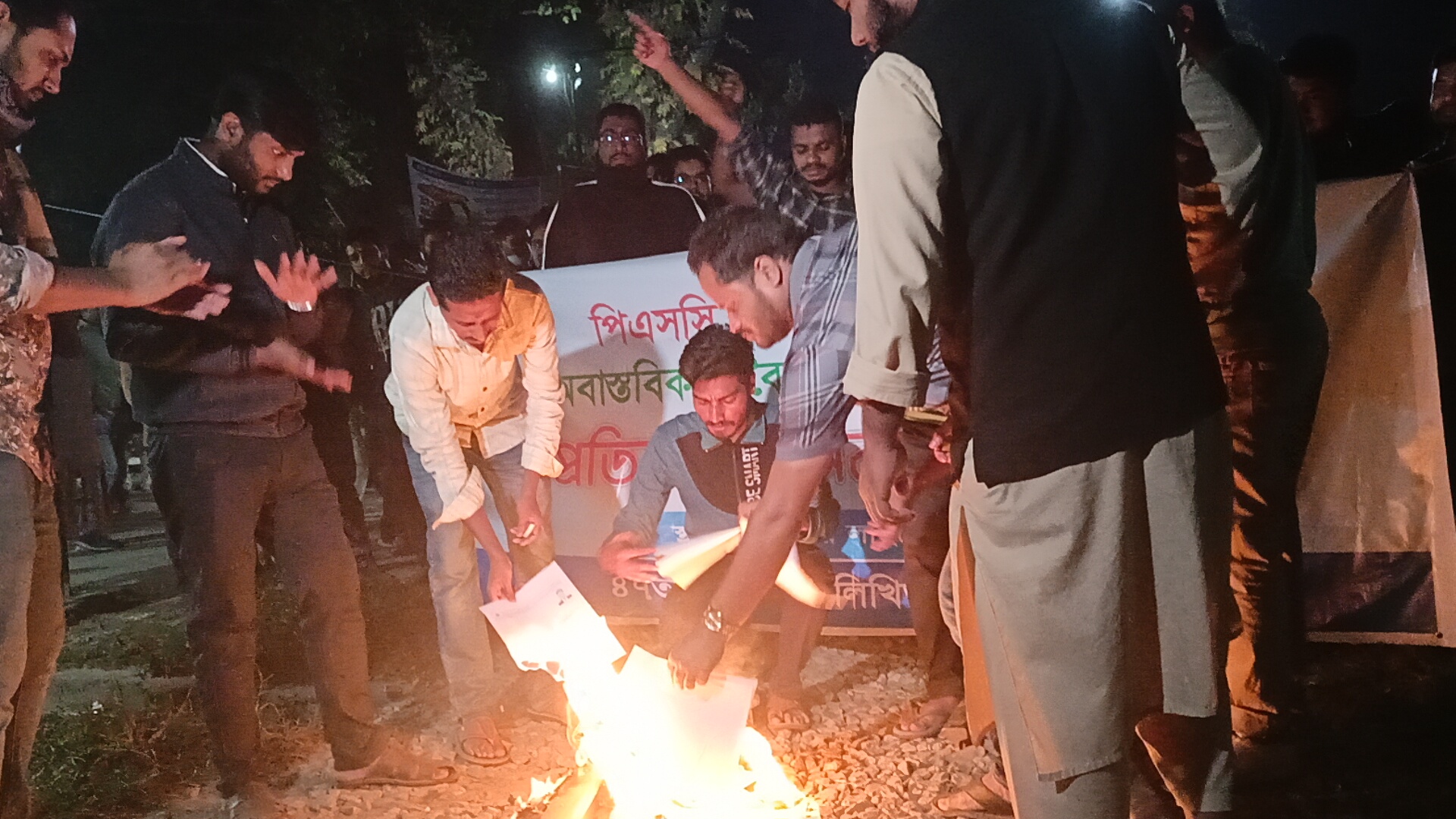 বাকৃবিতে প্রবেশ পত্র পুড়িয়ে রেললাইন অবরোধ, সাড়ে তিন ঘন্টা পর রেল যোগাযোগ স্বাভাবিক