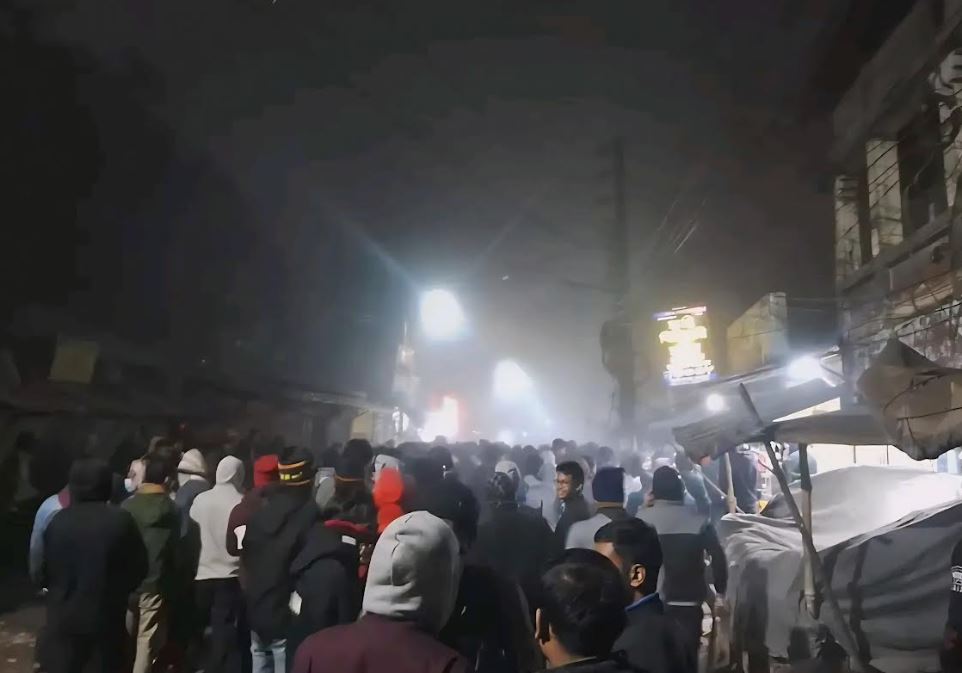 মধ্যরাতে বাকৃবিতে শিক্ষার্থীদের ওপর স্থানীয়দের হামলা, আহত ৫