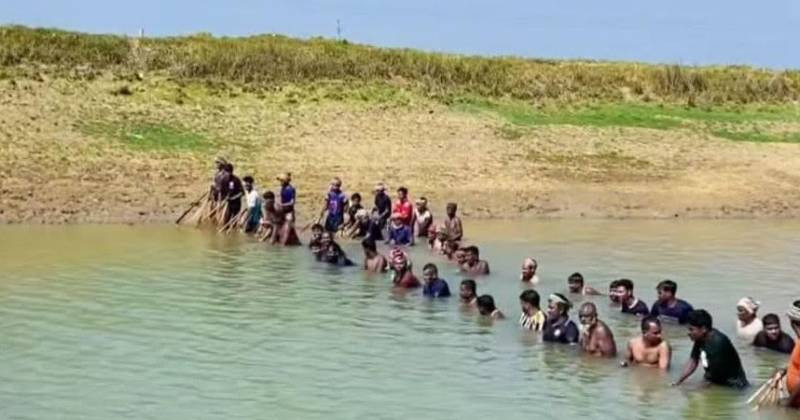 তানোরের শিবনদীতে দলবেঁধে পলাই জাল দিয়ে মাছ শিকারের ধুম