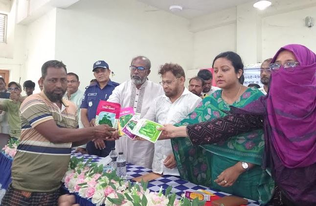 তাড়াশে কৃষি প্রণোদনা পেলেন তিন হাজার ২শ’ কৃষক