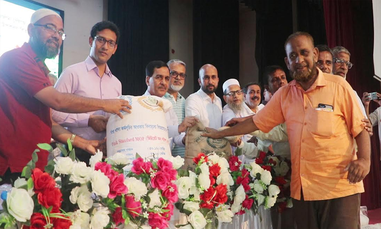 নওগাঁয় বিনামূল্যে কৃষি উপকরণ পেলেন তিন হাজার ৭শ’ কৃষক