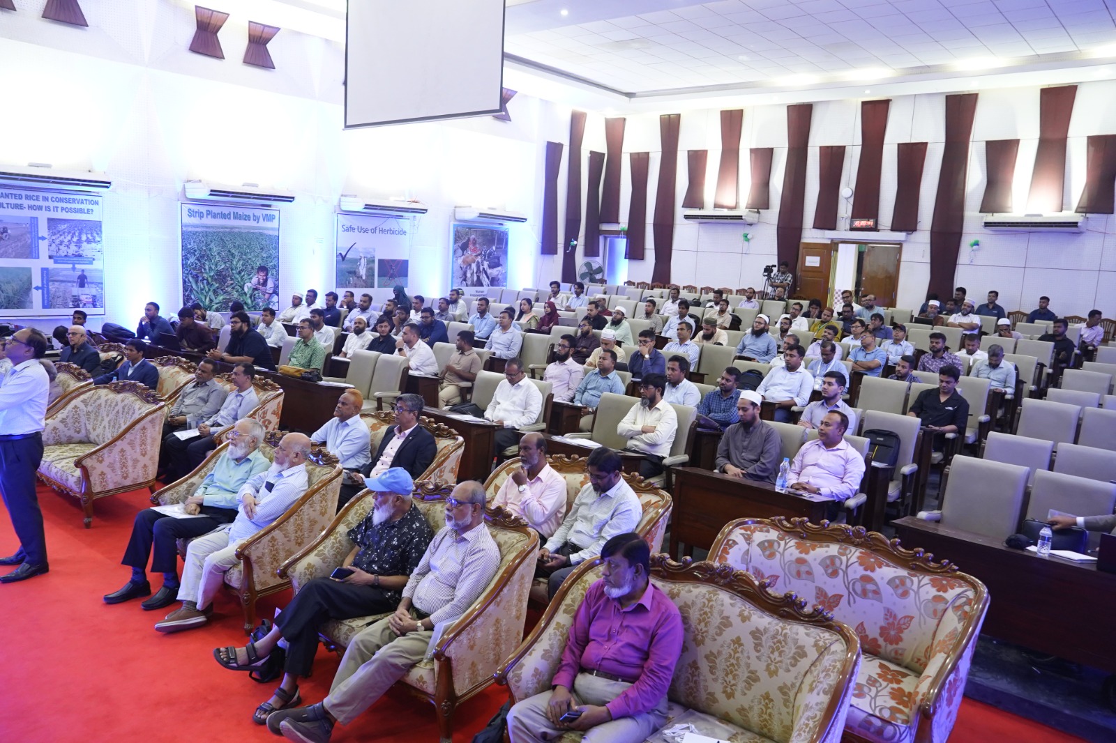 বাকৃবিতে দুই দিনব্যাপী দুগ্ধ ও গরুর মাংস উৎপাদন ব্যবস্থা বিষয়ক আন্তর্জাতিক কর্মশালা শুরু
