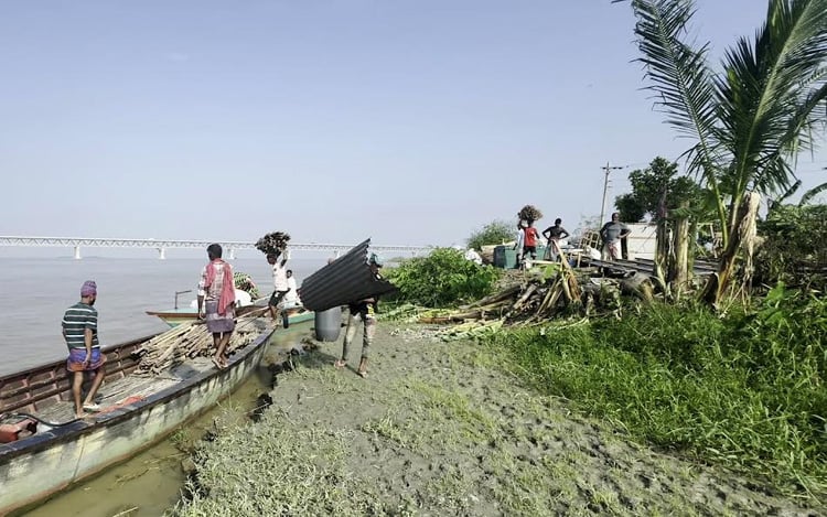দুই শতাধিক পরিবার পদ্মার ভাঙনের শিকার