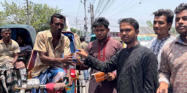 গরমে নাকাল, পানি-স্যালাইন নিয়ে শ্রমজীবীদের পাশে এক ঝাঁক তরুণ