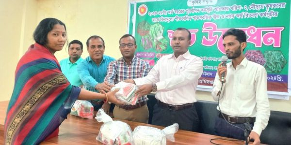 রাঙ্গুনিয়ায় কৃষকদের জন্য বিনামূল্যে বীজ বিতরণ