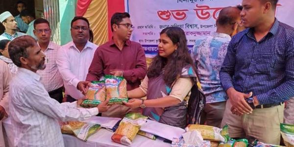 নড়াইলে বিনামূল্যে বোরো ধানের বীজ বিতরণ