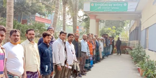 চুয়াডাঙ্গায় কৃষি কর্মকর্তাদের অবরুদ্ধ করলো কৃষকরা