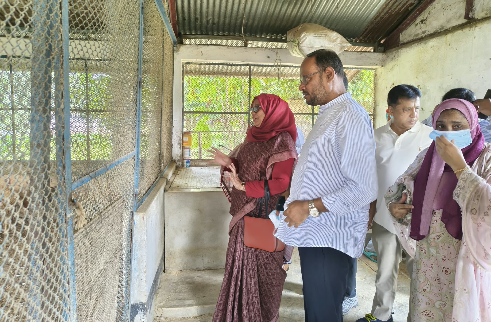 কেন্দ্রীয় মুরগি খামারে বাচ্চা উৎপাদন বাড়ানোর নির্দেশ প্রতিমন্ত্রীর