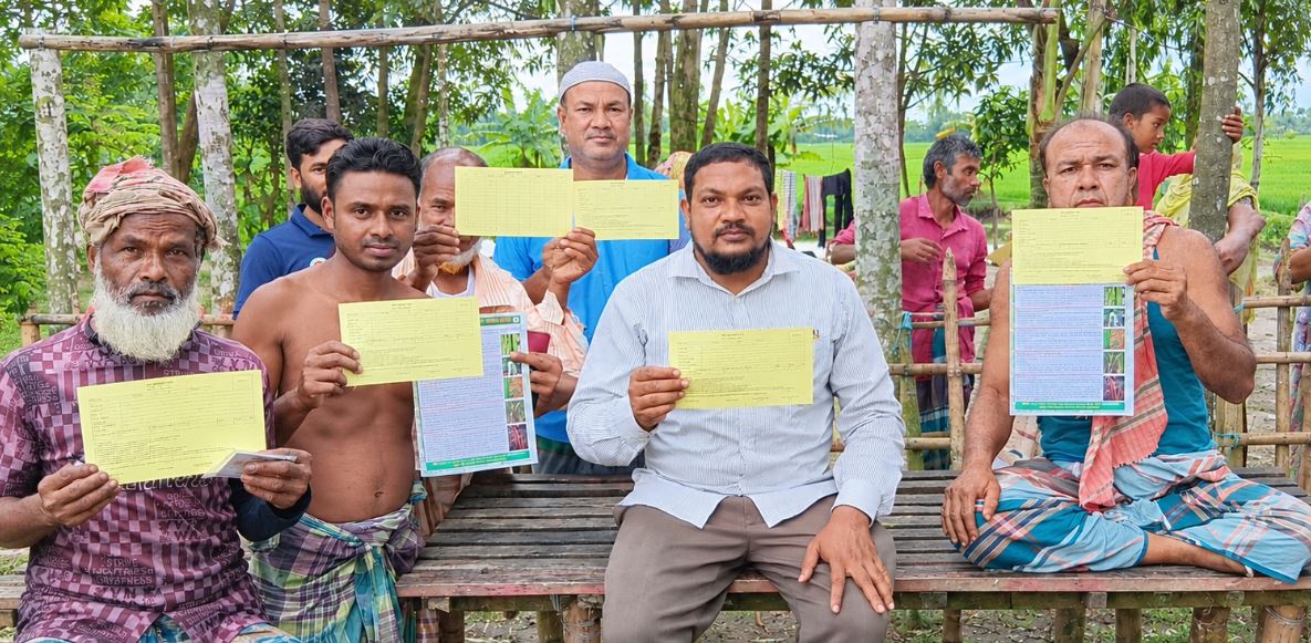 জলঢাকায় সার পেতে কৃষকের হাতে ‘সার কার্ড’